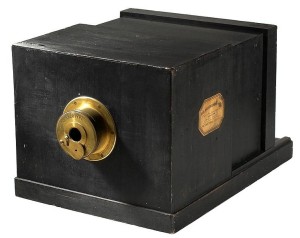 Pierwszy aparat fotograficzny - Camera Obskura z roku 1839